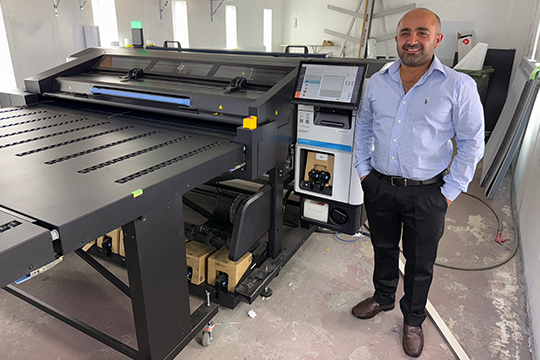 An early adopter: Harjeet Singh, production manager at Signart, boosts productivity with new HP Latex R530