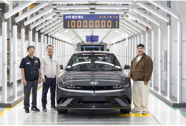 Moon Yong Moon, Head of Korean Metal Worker's Union Hyundai Motor Branch; Dong Seock Lee, President and Head of Domestic Productions and Chief Safety Officer at Hyundai Motor Company; and the customer who received the 100 millionth and first Hyundai Motor vehicle