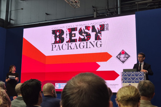 Alessandra Fazio, president of the Italian Institute of Packaging (left) and Valeria Soli, president Ipack-Ima, speaking at the Best Packaging Awards 2025.