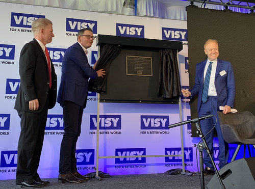 Victorian Premier Daniel Andrews (centre) and Visy's Anthony Pratt (right) open the Truganina plant.