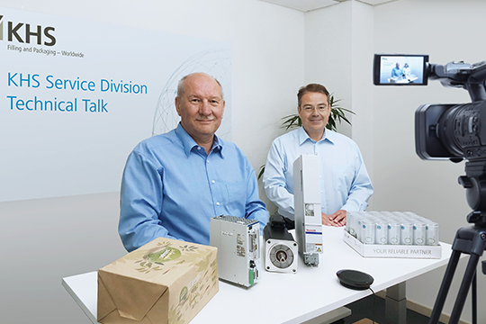Armin Wille (r) and his colleague Werner Ageling from Kleve talk about
packaging alternatives in their very own TV studio. Image: KHS Group