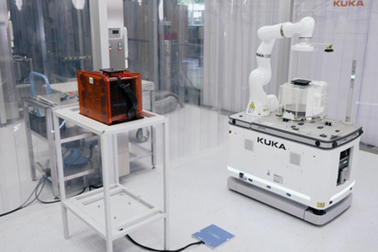 The new KMR iiwa CR from Kuka Robotics, which comes with Wiferion&rsquo;s etaLINK 3000 inductive battery charging system.