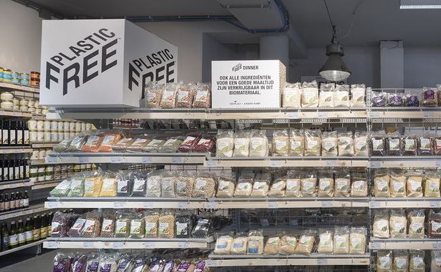 Dutch natural supermarket chain EkoPlaza has launched a plastic-free grocery store aisle. What looks like plastic in this photo is actually biodegradeable biofilm. (Photo: EkoPlaza)