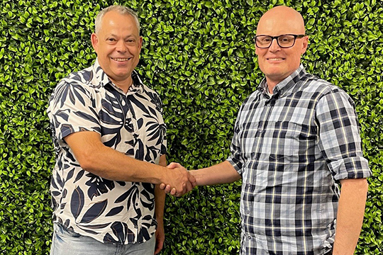 (l-r) Travis Norman, managing director at UniquePak and Andrew Allsop, managing director at TricorBraun ANZ.