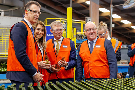 (l-r) Visy CEO Mark De Wit, Visy deputy chair Fiona Geminder, Minister for Media and Communications Paul Goldsmith, and NZ Prime Minister Christopher Luxon.