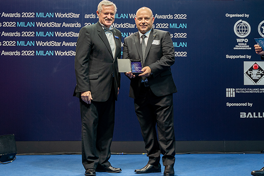 WPO president Pierre Pienaar presents Joe Matto of PakPot with a WorldStar in the Food Category for the Chobani Yoghurt cup with IML. Image: Olof Ljung