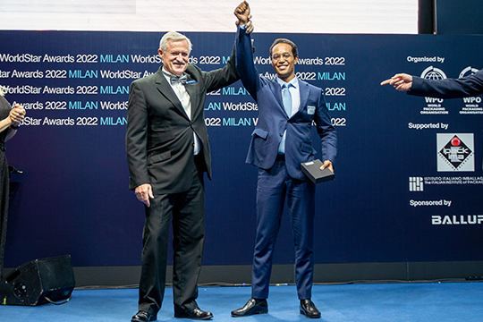 WPO president Pierre Pienaar holds aloft the victorious arm of Lars Ljung, from Planet Protector Packaging. Image: Olof Ljung