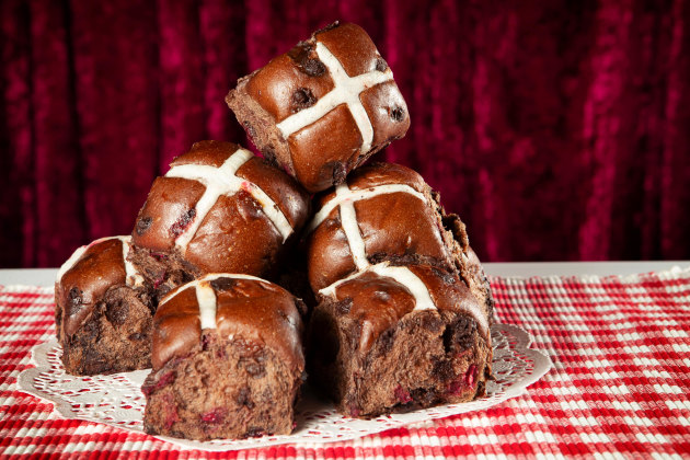 Coles and Arnott&rsquo;s have created the limited-edition Coles Arnott&rsquo;s Wagon Wheels Inspired Hot Cross Buns, infused with the flavour of marshmallow, with raspberry fudge, raspberry jellies, and choc chips. (Image: Coles)