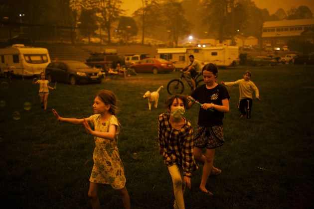 &copy; Sean Davey, Australia, for Agence France-Presse. Bushfire Evacuation Center. Abigail Ferris (in mask) plays with friends at a temporary evacuation center in Bega, New South Wales, Australia, on 31 December. Abigail and her family had been evacuated from a nearby camping spot during bushfires on New Year&rsquo;s Eve.