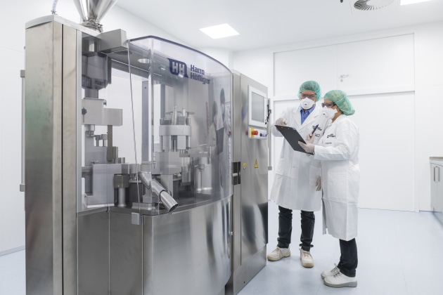 Tests in state-of-the-art clean rooms and laboratories help recognise risks at an early stage and thus accelerate the approval of medicines. Photo: Harro H&ouml;fliger