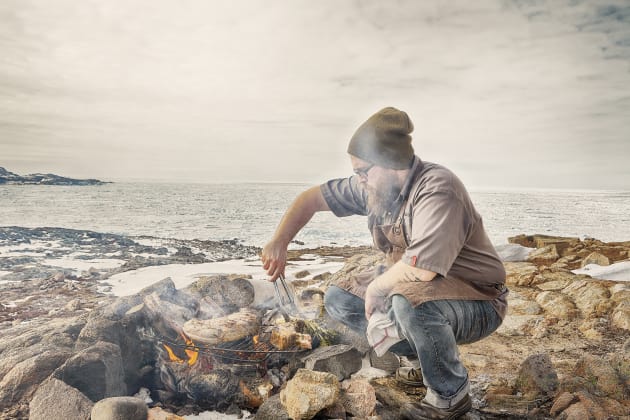 Chef Murray McDonald cooking over the fire pit outside the Inn. &copy; S&eacute;bastien Dubois-Didcock.