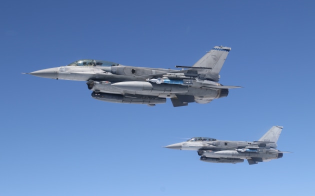 RSAF F-16Ds carrying weapons during the recent Pitch Black exercise. (Nigel Pittaway)