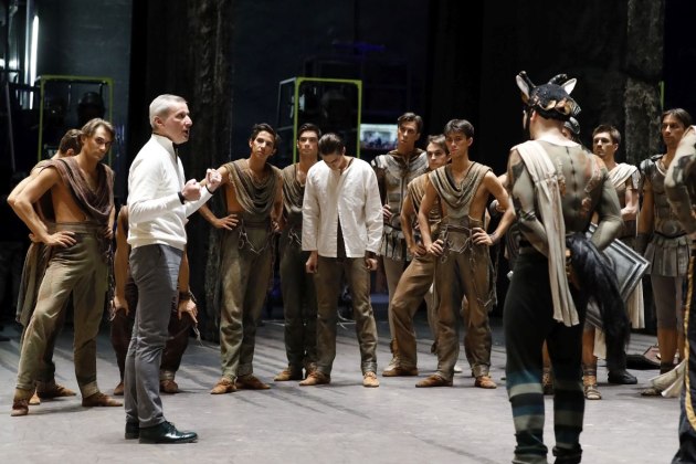 Bolshoi artistic director Makha Vaziev giving notes during 'Spartacus' rehearsals.
Photo: DAMIR YUSUPOV