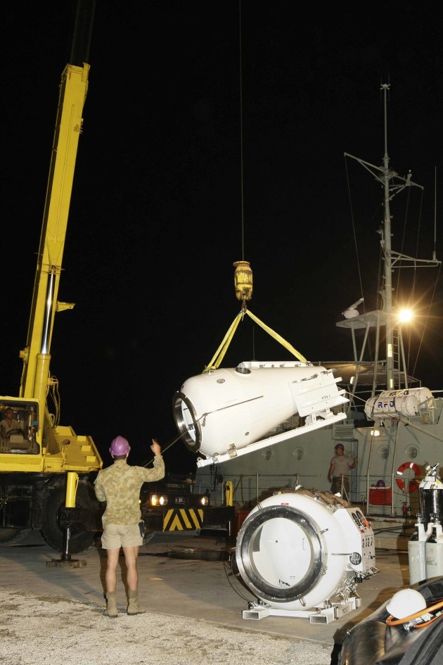 Royal Australian Navy, Australian Clearance Diving Team One and Tongan Defence Personnel load a RAN recompression chamber onto Tongan patrol boat VOEA Pangai at His Majesty's Navy Base Masefield (Touliki).

Credit: Defence | Michael Green