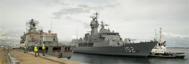 HMAS Warramunga prepares to come alongside Oxley Wharf at Fleet Base West following a cold move from the BAE Systems Henderson Shipyard in 2015. (Defence)
