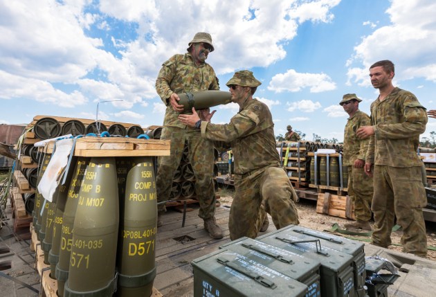 Australian Army personnel from A Battery, 1st Regiment, Royal Australian Artillery transfer ammunition for a M777 howitzer during Exercise Diamond Run 2017 at Shoalwater Bay Training Area, Queensland. Credit: Defence