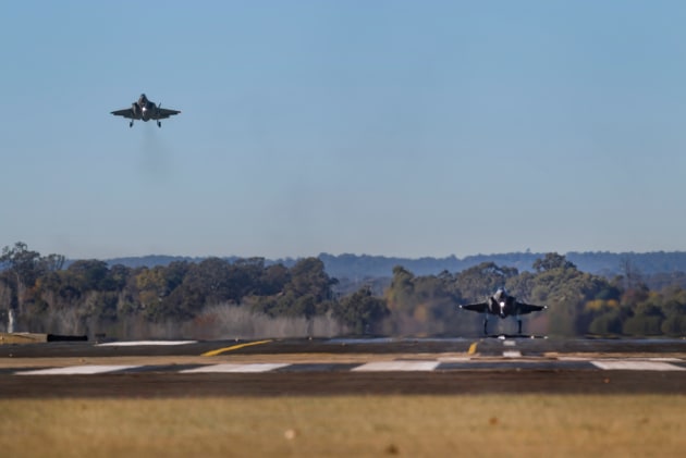 F-35A Joint Strike Fighters from No.3 Squadron conduct instrument landing approach training at RAAF Base Richmond. (Defence)