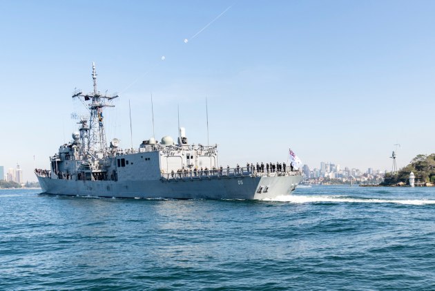 HMAS Melbourne flies her decommissioning pennant as she sails into Sydney Harbour for her final time after 27 years of service. (Defence)