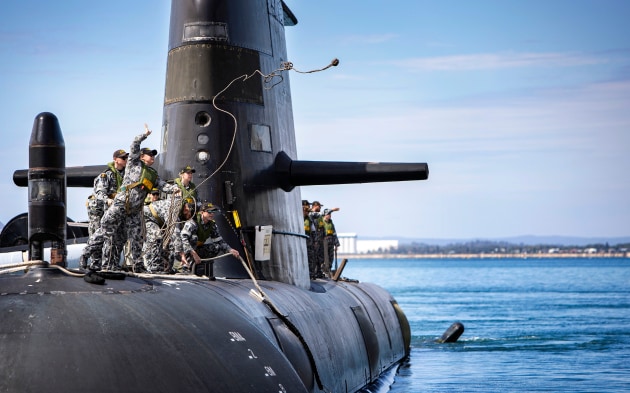 Image of HMAS Farncomb coming alongside Diamantina Pier upon her return to Fleet Base West in 2020. (Defence)