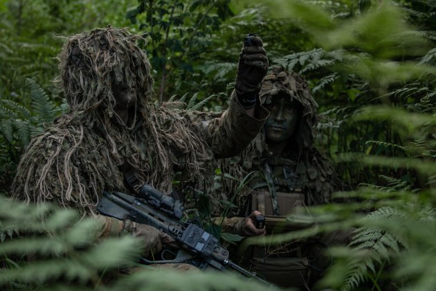 Two Australian soldiers prepare to launch a Black Hornet UAS. (Defence)