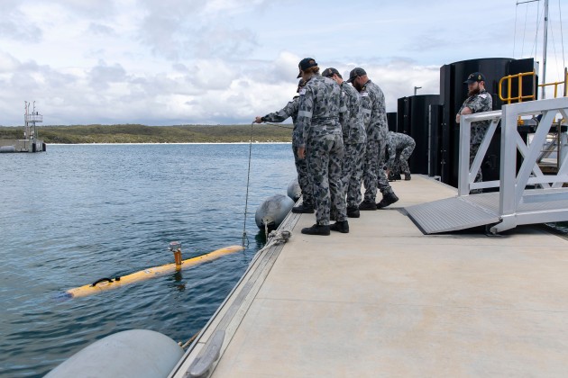 RAN sailors from the Australian Mine Warfare Team 16 conduct ballast checks on the Bluefin-9 autonomous underwater vehicle before an exercise in Jervis Bay. (Defence)