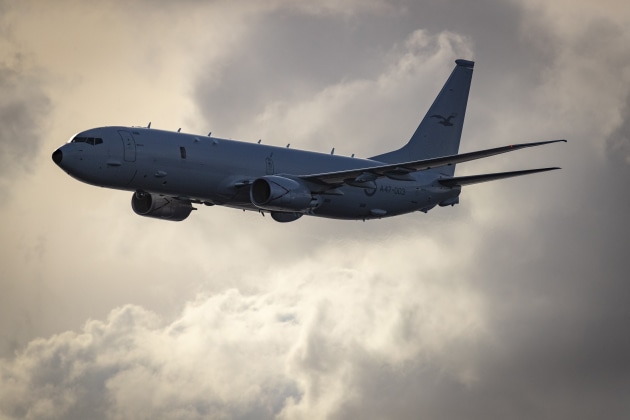 A Royal Australian Air Force Boeing P-8A Poseidon aircraft conducts air warfare training with HMAS Parramatta at sea. (Defence)
