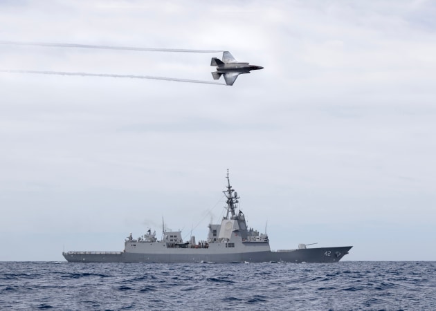 An RAAF F-35A Lightning II aircraft conducts a flypast over HMAS Sydney during Exercise Tasman Shield 2023. (Defence)