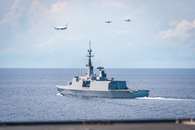 An RAAF P-8A and F-35As overflying the French Marine Nationale frigate La Fayette. (Defence)