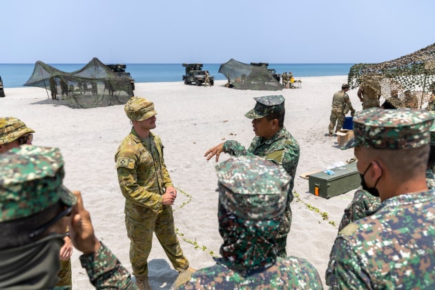 Australian Army Lieutenant Liam Salfus from the 16th Regiment, Royal Australian Artillery talks with colleagues the Armed Forces of the Philippines during an air defence live fire demonstration at Naval Station Leovigildo Gantioqui as part of Exercise Balikatan 2023. (Defence)