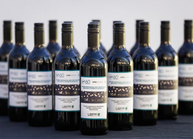 UPM Raflatac gifted attendees with bottles of wine label with UPM Raflatac material.