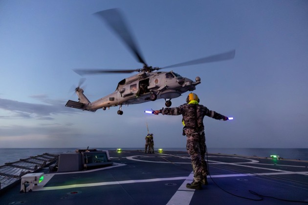HMAS Stuart&rsquo;s embarked MH-60R Seahawk helicopter &lsquo;Scarecrow&rsquo; during a vertical transfer.

Credit: Defence