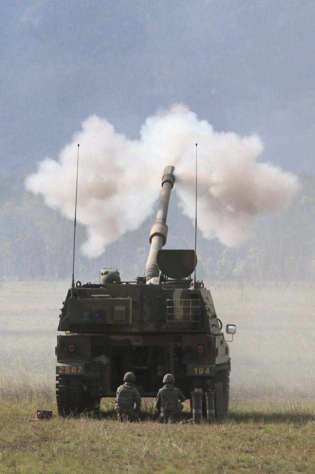 A K9A1 Thunder self-propelled howitzer from the 72nd BLT, Republic of Korea Marine Corps engages an enemy position. 
Credit: Nigel Pittaway