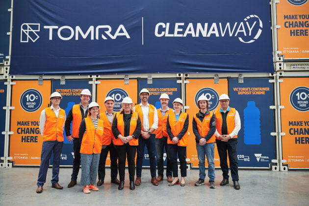 Victoria's minister for Environment, Ingrid Stitt, visits Tomra's facility with the company's management.