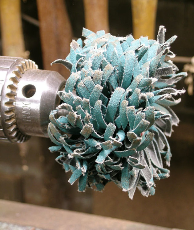In use the mops 'expand' and separate to surround the workpiece.