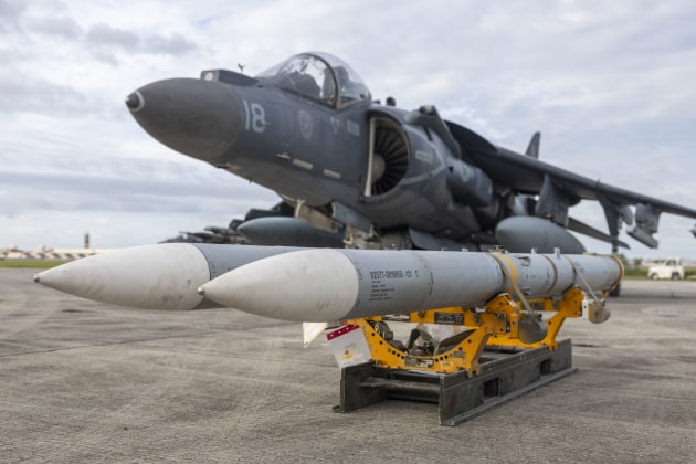 US Marines with Marine Attack Squadron 223 prepare AIM-120 AMRAAM missiles for loading onto an AV-8B Harrier II at Marine Corps Air Station Cherry Point, North Carolina.

Credit: Lance Cpl. Bryan Giraldo / US Marine Corps
