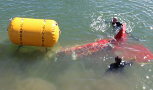 Queensland Police recover the submerged wreckage of Tiger Moth VH-TSG. (ATSB)