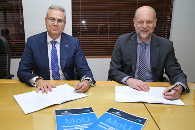 Airservices CEO Jason Harfield (left) signs the MoU alongside outgoing ATSB Chief Commissioner Martin Dolan (right). (Airservices Australia)