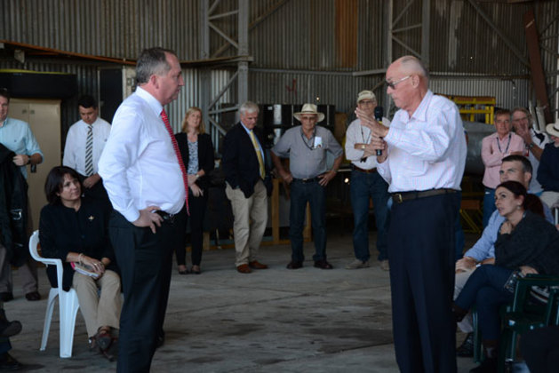 Sandy Reith (right) tells Deputy Prime Minister Barnaby Joyce exactly how it is. (Steve Hitchen)