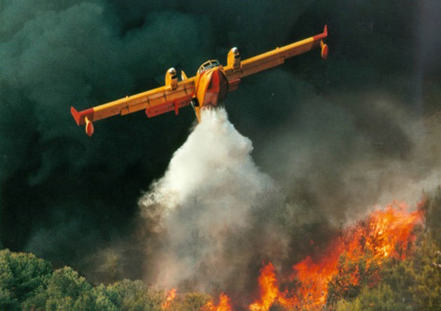 A Bombardier CL415 amphibious waterbomber in action. (Viking Aircraft)