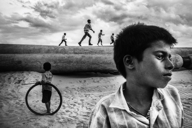 Personal work. The Sprint on the Oil
Pipelines, from Childhood in India. &copy; Vinod Babu.