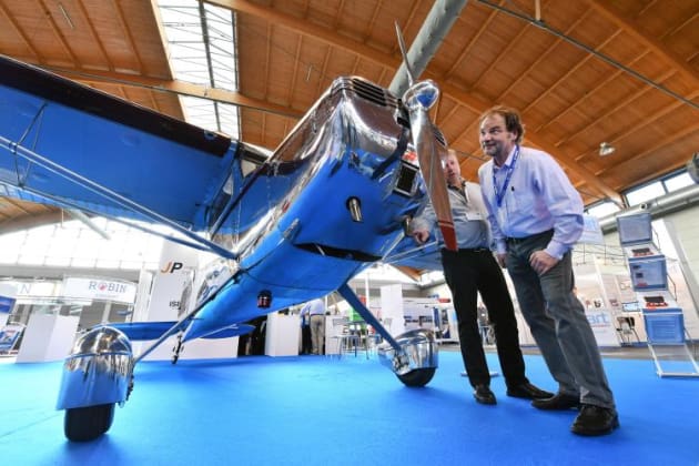 Not all was new and innovative. This classic Cessna 140 got its share of attention. (AERO)