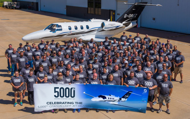 Cessna workers with the 5000th Citation outside the manufacturing plant in Wichita. (Textron Aviation)