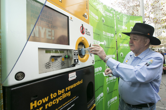 Clean Up Australia's Ian Kiernan using the City's reverse vending machines.