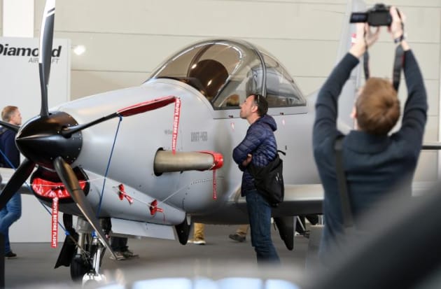 Diamond's Dart twin tandem military trainer. (AERO)