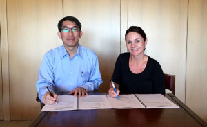 General Manager CAL Flight Operations Training Department Anthony Wey (left)  and FTA Chief Financial Officer Kate Lepore signing the training contract. (Flight Training Adelaide)
