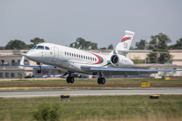 The Falcon 5X landing after a successful first flight. (Dassault)