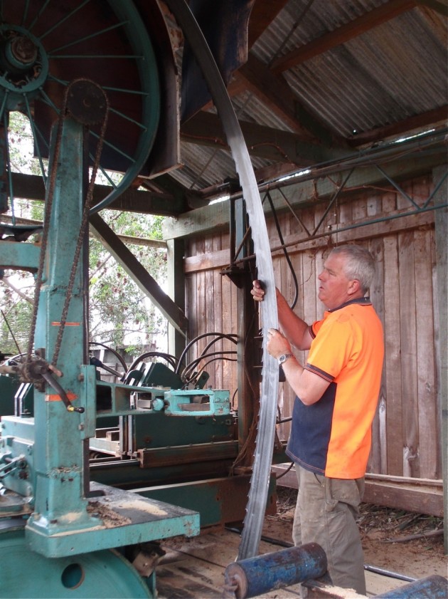 Fitting a replacement saw for the bandsaw mill.