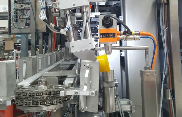 Carton erecting into servo controlled index with carton orientation verification sensor.