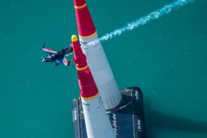 Matt Hall strikes the pylon in the Round of 14 at Abu Dhabi 2016, earning him a three-second penalty and putting him out of the race. (Red Bull Content Pool / Joerg Mitter)