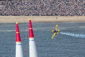 Matt Hall approaches a gate in front of a 60,000-strong crowd on the Chiba shoreline. (Samo Vidic / Red Bull Content Pool)
